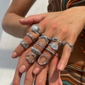 Set di 11 anelli in lega d'argento con perle mostrati sulle mani di modella - Silver-06110