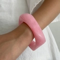 Roze marmeren textuur hars armband met een dik geometrisch ontwerp voor een moderne look - Geometrische Dikke Stijl / Marmer Lichtroze