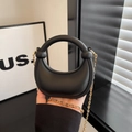 Borsa a mezzaluna classica in pelle nera opaca con catena dorata e manico ad anello - Nero