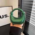 Borsa a mezzaluna in raso verde smeraldo con manico ad anello dorato e catena - Verde