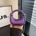 Mini borsa viola a mezzaluna con catena dorata e dettagli decorativi a nodo - Viola