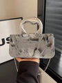 Pochette boîte en acrylique marbré gris avec poignée anneau argentée et bandoulière - Noir
