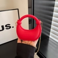 Mini borsa rossa a mezzaluna in silicone opaco con catena dorata e manico rotondo - Rosso