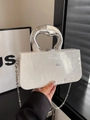 Sac boîte en acrylique marbre blanc avec poignée argentée et bandoulière chaîne - Blanc