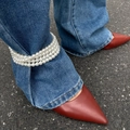 Chaîne de cheville à trois couches en perles d'imitation sur un jean bleu denim - Style de perles rondes à trois couches (0901)
