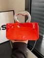 Pochette en acrylique marbré orange avec poignée argentée et bandoulière chaîne - Rouge
