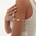 Bohemian gouden bovenarmband met schildpad en parels gedragen over witte jurk - Zeeschildpad Parel Groene Kraal Stijl (0379) / Goud