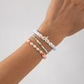 Dettaglio di ciondoli a stella marina e perle finte su un set di bracciali a strati - Set Stella Marina Oceano Blu in Argilla Polimerica (06212)