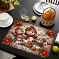 Détail du set de table de Noël avec famille de bonhommes de neige sur table en bois - Famille de 4 Bonshommes de Neige avec Poinsettia (Style 9)