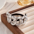 Zilverkleurige haarelastiek met dikke schakelketting in een houten sieradentray - Grove Ketting (0102) / Zilver