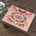 Detail van een roze linnen placemat met donkere boho mystieke prints op hout - Roze Oogbol Slogan Stijl (Stijl-9)