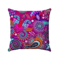 Primer plano de funda de cojín de lino púrpura con coloridos motivos de paisley y mandalas - 45x45
