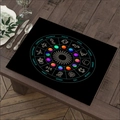 Donkere boho linnen placemat met kleurrijke sterrenbeelden en astrologiekaart op zwart - Twaalf sterrenbeelden kleurrijk astrolabium (Stijl 13)