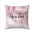 Cojín cuadrado rosa suave con frase Life is short y texturas de plumas delicadas - Estilo Pluma Rosa con Letras