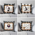 Set di 4 federe per cuscini di Halloween con motivi spettrali su un divano grigio - 45*45mm / Modello 3