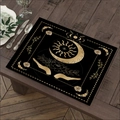 Donker bohemien linnen placemat met gouden zon en maan mystieke print op hout - Rituele Handen en Sterren Stijl (Stijl 19)