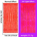 Neonroter gewellter Lamettavorhang für Partys mit normalem und UV-Licht-Effekt im Vergleich - 1x2 Meter / Neon Macaron Orangerot