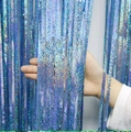 Detail van blauw laser franjegordijn met holografische textuur en hoge draaddichtheid - Standaard Specificatie / Lichtblauw