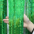 Detail van groen laser foliegordijn met gouden glitter stippen voor een feestje - Standaard Specificatie / Smaragdgroen