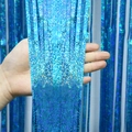 Detailopname van glanzend blauw laserfolie gordijn met een sprankelende metallic textuur - Standaard Specificatie / Meerblauw