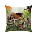 Detailansicht eines Kissenbezugs mit ländlichem Motiv: Kinder füttern Pferde auf der Farm - 45x45