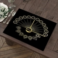 Boheems zwart linnen placemat met gouden astrologie- en chakra-symbolen op donker hout - Astrologie Chakra Statement Stijl (Stijl 20)