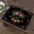 Donkere boho linnen placemat met gouden portret versierd met rozen en zonnebloemen - Natuurlijk Portret en Rozenstijl (Stijl 21)