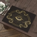 Zwarte linnen placemat met gouden alziend oog en mystieke slangen in boho-stijl - Alziend Oog & Gouden Slang (Stijl 22)