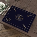 Donkerblauwe linnen placemat met gouden tarot symbolen voor een bohemien tafeldecoratie - Rad van Fortuin Tarotstijl (Stijl 25)
