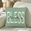 Housse de coussin vert sauge avec texte BLESS This Home sur un canapé de couleur crème - Style Bless Vert Sauge (Style-3)