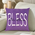Detail des lila Leinenkissenbezugs mit BLESS This Home Text auf einem weißen Sofa - 45*45mm / Lila BLESS Stil