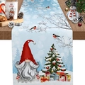 Chemin de table de Noël avec motif de gnome et forêt enneigée sur table en bois - Gnome sous le Ciel Bleu Clair (Style-8)