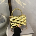 Bolso caja dorado con textura geométrica, asa de cuentas y cadena metálica - Dorado Geométrico