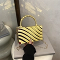 Bolso de fiesta rígido dorado de lujo con diseño ondulado y asa de cuentas exclusiva - Dorado Ondulado