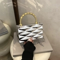 Bolso caja geométrico plateado con asa dorada de cuentas y correa de cadena metálica - Plateado Geométrico