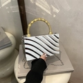 Bolso de mano plateado con textura ondulada y asa de cuentas doradas de moda - Plateado Ondulado