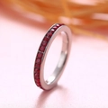 Anello in argento con pietre portafortuna rosse a taglio rotondo e pavé delicato - US 6 / Pietra Natale di Gennaio