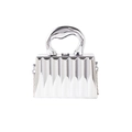 Abendtasche aus silbernem Acryl mit Wellentextur und metallischem Kettenriemen - Silber Gestreifter Stil