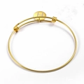 Dettaglio del bracciale dorato regolabile con ciondolo rotondo e la lettera H incisa - Oro (Stile Disco Singolo)