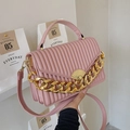 Rosa gesteppte Lederhandtasche mit goldener Kette und verstellbarem Schultergurt - Rosa