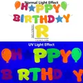 Neon Happy Birthday Filzbanner zeigt normales Licht gegen UV-Leuchteffekt - Fluoreszierendes Happy Birthday