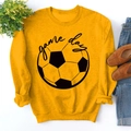 Mise à plat du sweat moutarde Game Day avec imprimé football et accessoires élégants - S / Jaune (Police Noire)