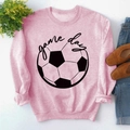 Mise à plat d'un sweat Game Day rose avec un jean bleu et des chaussures en cuir - S / Rose (Police Noire)