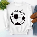 Vue à plat du sweat blanc Game Day avec motif de football et accessoires assortis - S / Blanc (Police Noire)