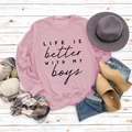 Rosa Rundhals-Sweatshirt mit Aufdruck, flach liegend mit Herbst-Accessoires präsentiert - S / Rosa (Schwarze Schrift)