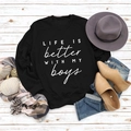 Flachbild des schwarzen Sweatshirts mit Aufdruck und herbstlichen Accessoires auf Holz - S / Schwarz (Weiße Schrift)