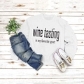 Επίπεδη λήψη γκρι φούτερ με σύνθημα Wine Tasting σε ρουστίκ ξύλινο δάπεδο - S / Λευκό (Μαύρη Γραμματοσειρά)