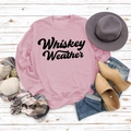 Flat Lay eines rosa Whiskey Weather Sweatshirts mit herbstlichem Zubehör auf Holz - S / Rosa Sweatshirt (Schwarze Schrift)