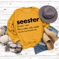 Platliggende gembergele crewneck sweatshirt met Seester letterprint en herfstaccessoires - S / Geel (Zwart Lettertype)