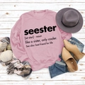 Platte weergave van roze sweatshirt met Seester-opdruk en mode-accessoires - S / Roze (Zwart Lettertype)